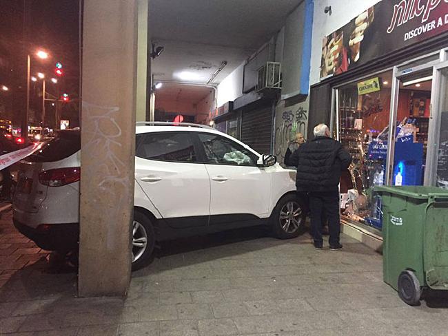 В центре Тель-Авива водитель протаранил несколько автомобилей и въехал в витрину магазина