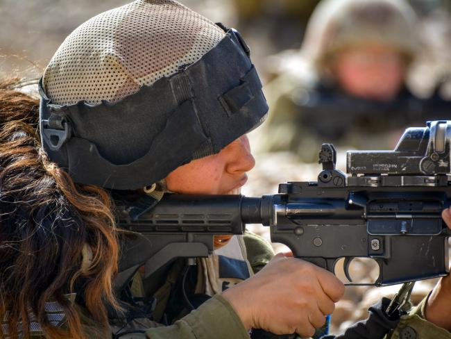 Военнослужащая наказана за нежелание носить каску с кожаным ремешком