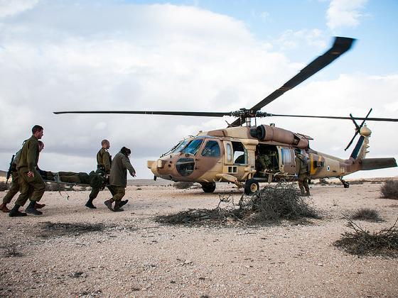 Двое военнослужащих получили тяжелые ожоги во время пожара на военной базе в Негеве
