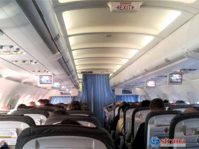 Пассажирка самолета нашла в туалете пакет с миллионом