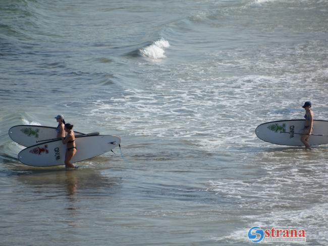 В Хайфе полиция спасла двух серфингистов. ВИДЕО