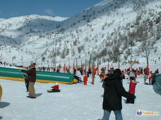 На Хермоне продолжается снегопад, горный курорт открыт для посетителей