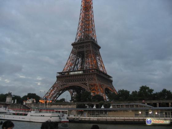 В небе над центром Парижа были замечены пять неопознанных БПЛА