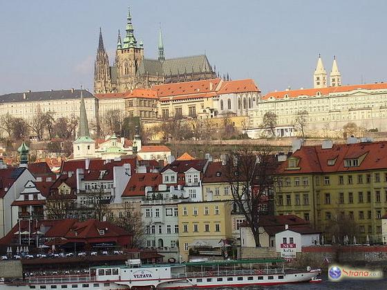 Чехия стала второй страной Евросоюза, в которой объявлен строгий карантин