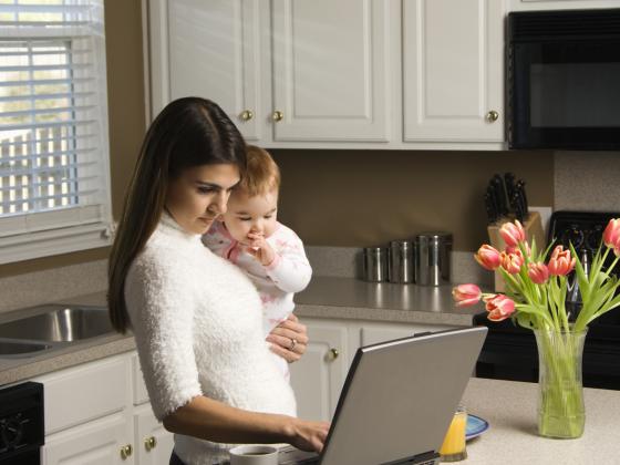 Госслужащим с маленькими детьми разрешат работать из дома