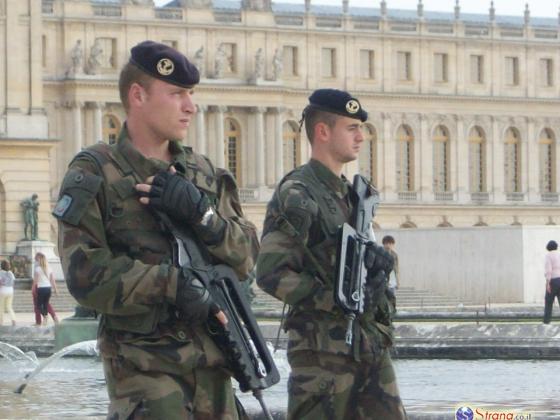 Стрельба около Лувра, военнослужащие открыли огонь по нападавшему
