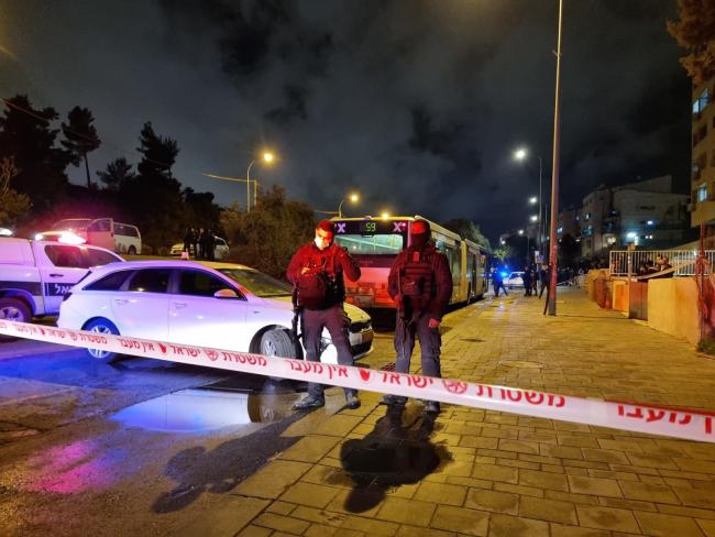 Спасательные службы и полиция получили сообщения об обстреле автобуса в Иерусалиме