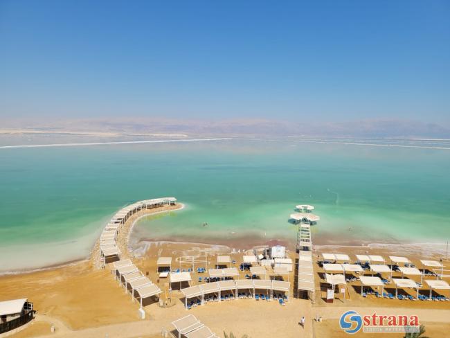 Мужчина госпитализирован в тяжелом состоянии после солнечного удара на пляже Мертвого моря
