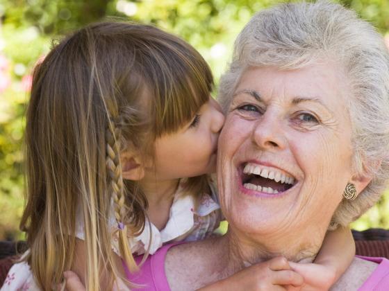 Минздрав намерен рекомендовать бабушкам и дедушкам не обнимать внуков