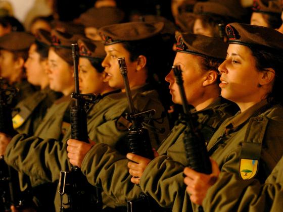 Девушкам-военнослужащим рекомендуют больше спать и меньше сладкого