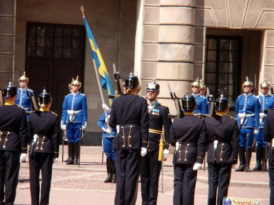 В Швеции мужчина в маске и с мечом напал на школьников: убит учитель