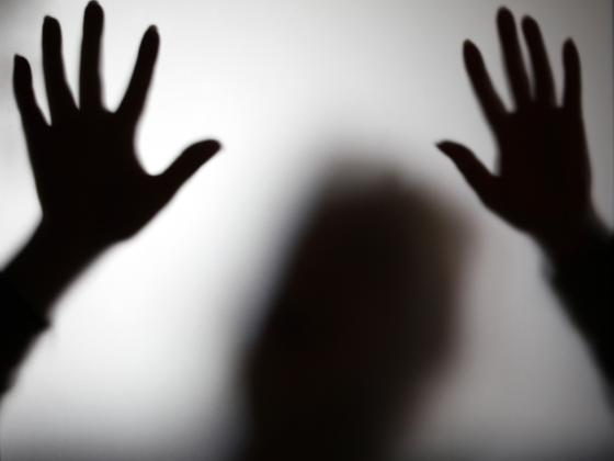 Групповое изнасилование в полиции: юную сотрудницу насиловали начальники