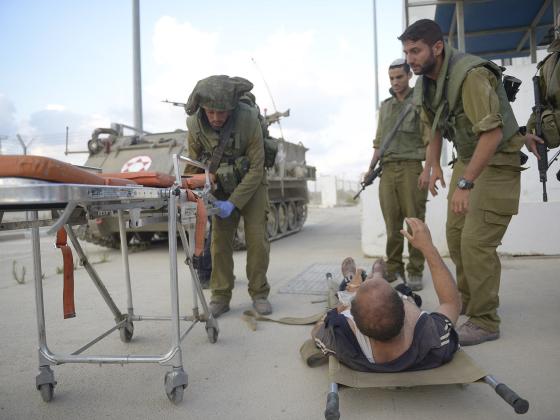 Раненые солдаты не жалуются на боль и раны, чтобы оставаться в Газе