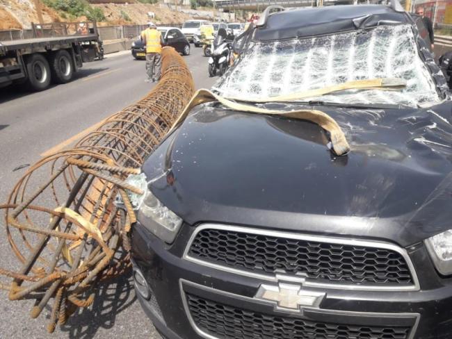 На шоссе Аялон на машину рухнул 15 тонн арматуры