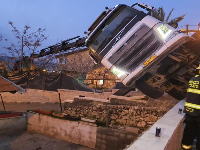 В Бейт-Шемеше автомобильный кран опрокинулся на жилой дом