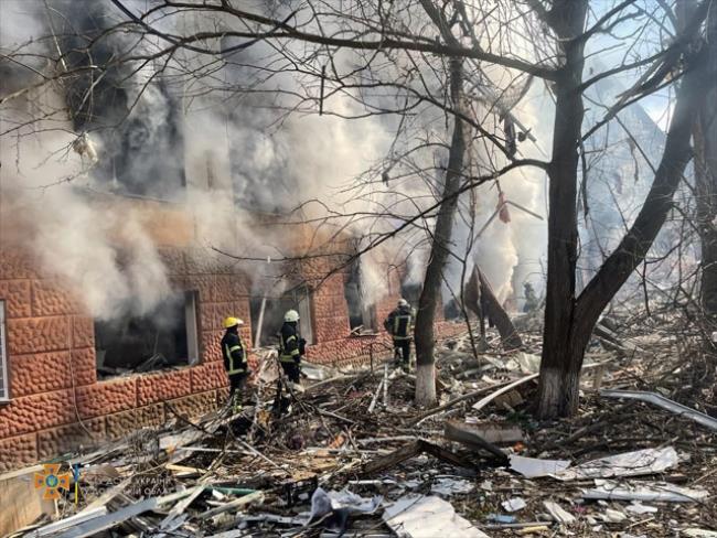 Горсовет: в Мариуполе сброшены бомбы на школу искусств, где укрывались сотни людей