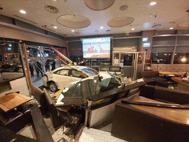 Видео: такси въехало в ресторан в Тель-Авиве, несколько человек ранены