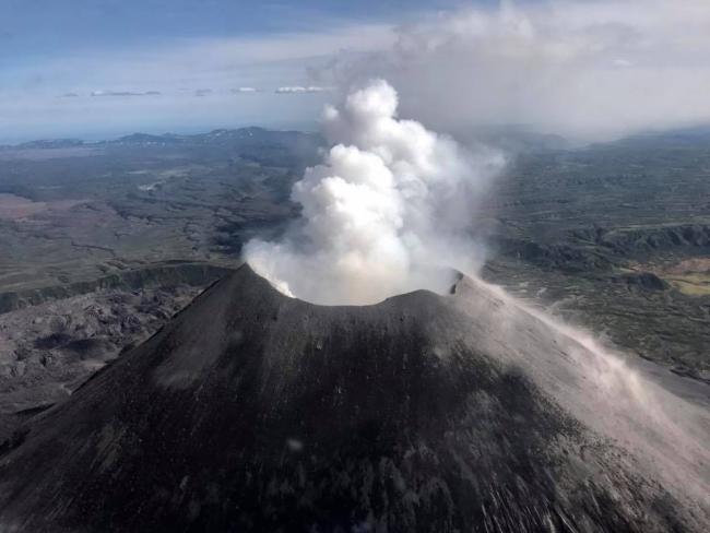 Вулкан Карымский на Камчатке выбросил столб пепла на высоту до двух километров