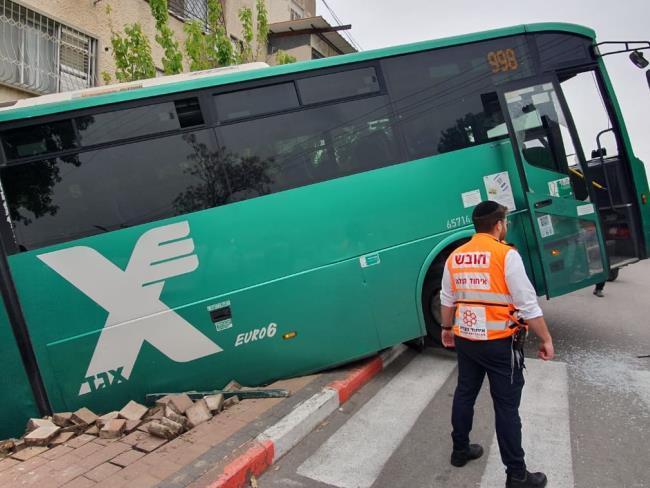Недалеко от Хайфы автобус компании «Эгед» врезался в жилой дом