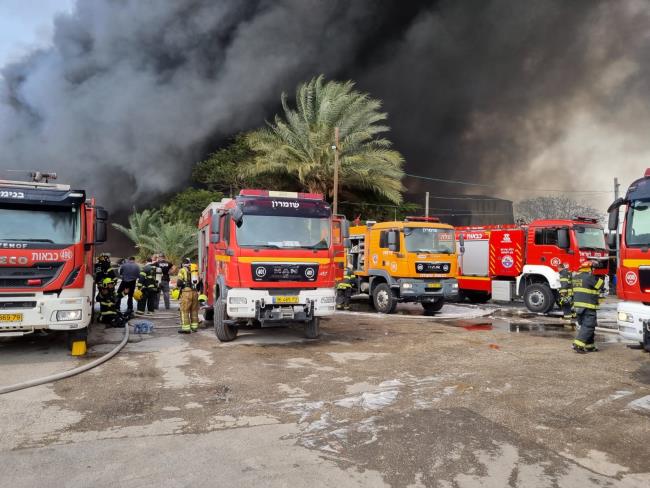 Пожар в промзоне в Иорданской долине, эвакуирован детский сад
