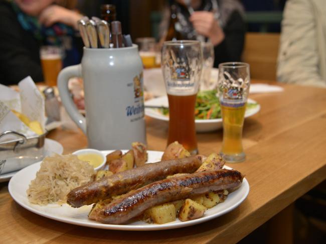Особое меню в Biergarten «1040: блюда традиционной баварской кухни и подходящие к ним сорта пива Weihenstephan»