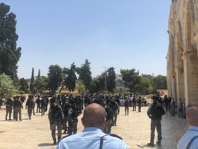 Столкновения на Храмовой горе: арабы бросают бутылки, евреи молятся и поднимают флаги