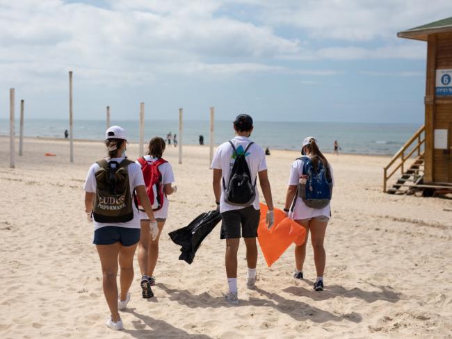 Муниципалитет Бат-Яма с сотнями волонтеров продолжает очистку пляжей