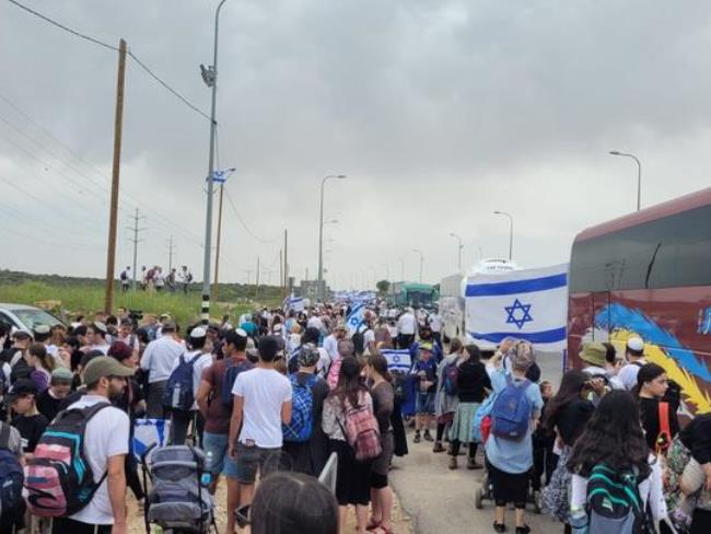 Тысячи израильтян принимают участие в марше в Эвьятар