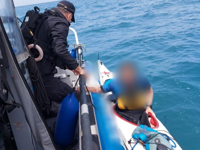 Сотрудники морской полиции спасли мужчину, упавшего в воду из каяка