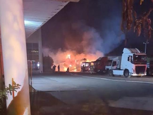В Нешере подожжен гараж, сгорели восемь грузовиков