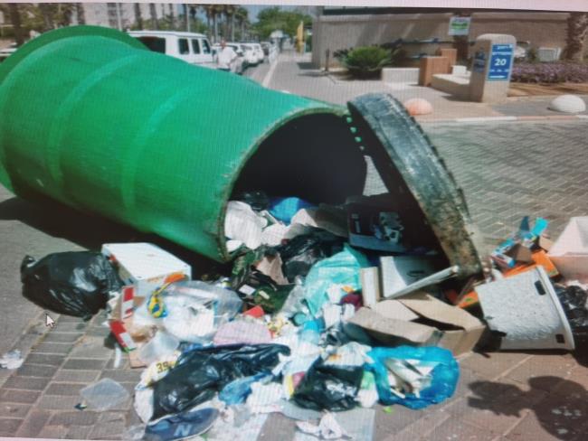 Полицейские в Ашдоде спасли мужчину, упавшего в заглубленный мусорный контейнер