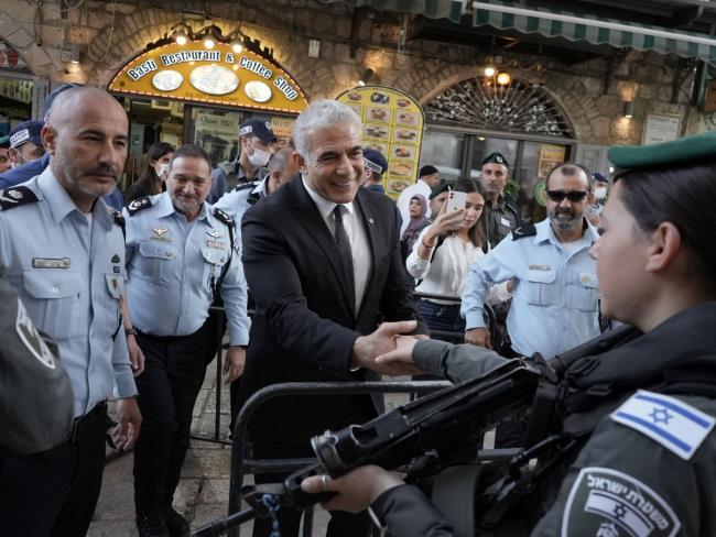 Посещение Лапидом Шхемских ворот в Иерусалиме и встреча с полицией