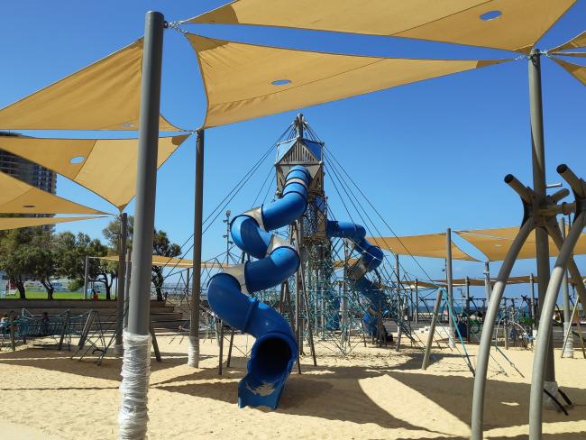Бат-Ям: комплекс синих горок на пляже а-Ривьера получит резиновый настил