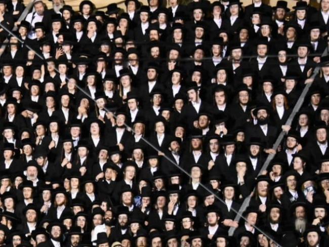 В иерусалимском квартале Меа-Шеарим тысячи ультраортодоксов вместе празднуют Лаг ба-Омер