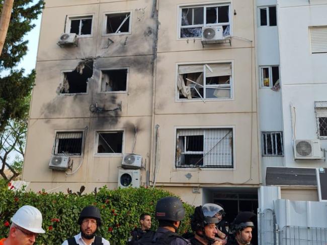 Прямое попадания ракет в жилые дома в Ашкелоне, есть раненые
