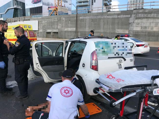 Легковая машина протаранила патрульный автомобиль полиции на шоссе Аялон, пострадали 6 человек