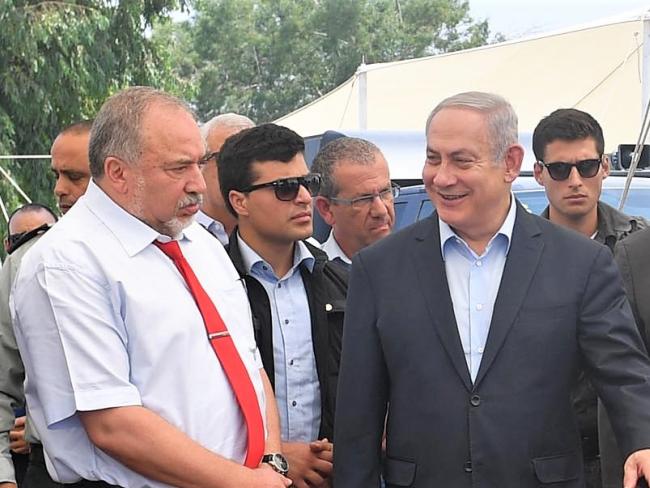 Как Нетаниягу передал палестинцам БТР в обход Либермана