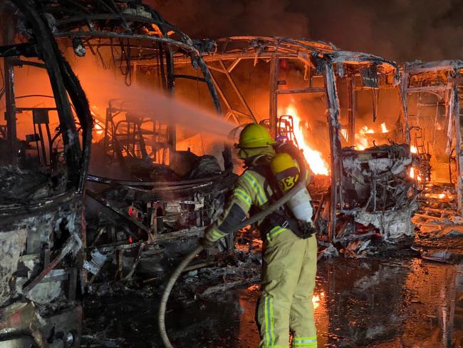 В промзоне Кирьят-Шмоны загорелись восемь автобусов