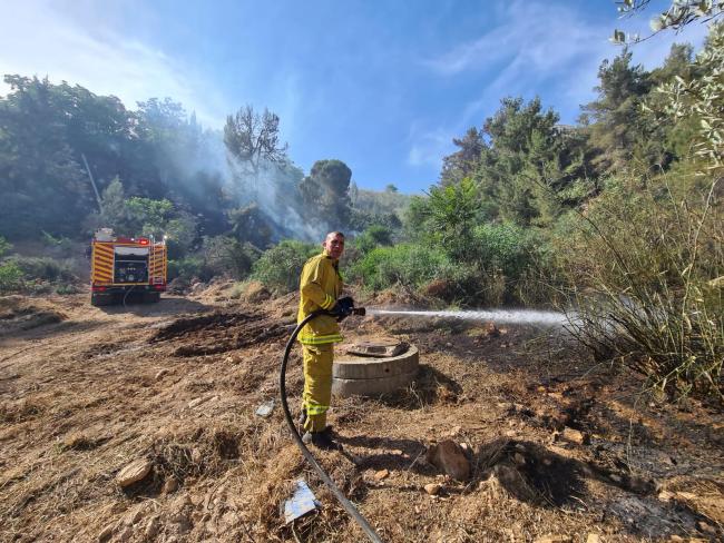 Пожар в лесу возле Хадеры; на место прибыли несколько пожарных расчетов