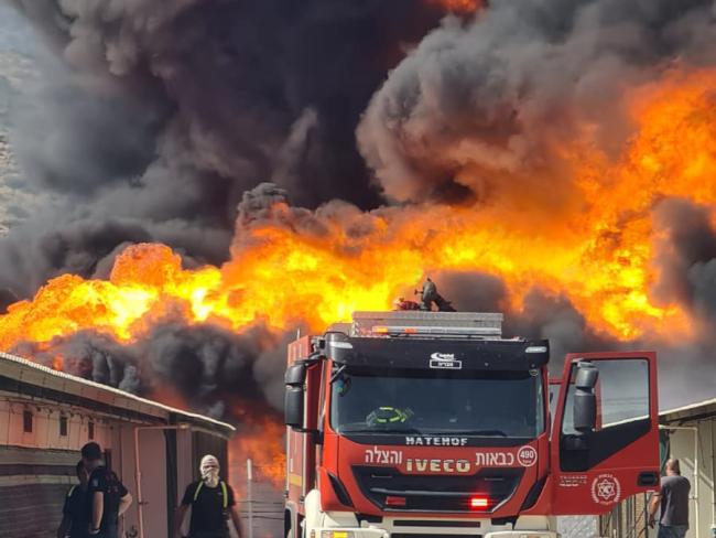 Пожар на заводе пластмасс в кибуце Мацува: 10 пострадавших, жителям велено закрыть окна