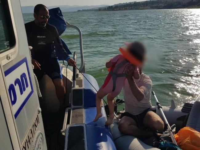 Полиция спасла на озере Кинерет двух взрослых и четырех детей, плававших на резиновой лодке