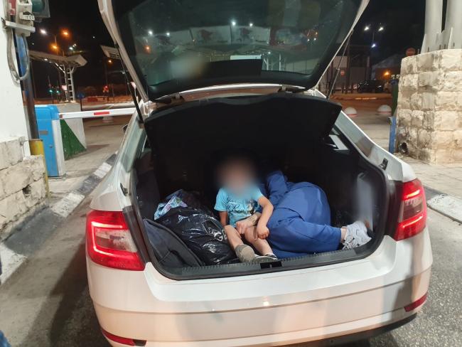 Пограничники открыли багажник палестинского такси и очень удивились
