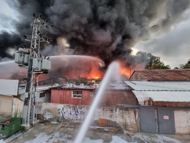 В промышленном комплексе в Хайфе возник сильный пожар