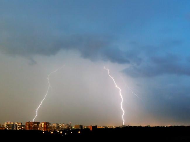 Хамсин сменился громом и молниями: в Израиле начинаются дожди