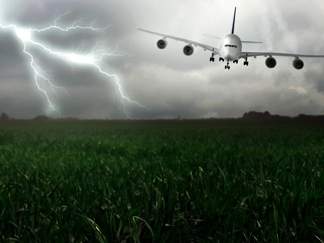 Молния ударила самолет, пассажиры застряли в Бен-Гурион