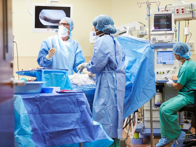Хирург-репатриант в Иерусалиме пришил молодому человеку отпиленную руку