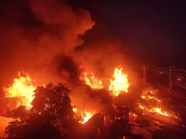 Сильный пожар на заводе в районе Вади-Ара: сгорели цеха и грузовики