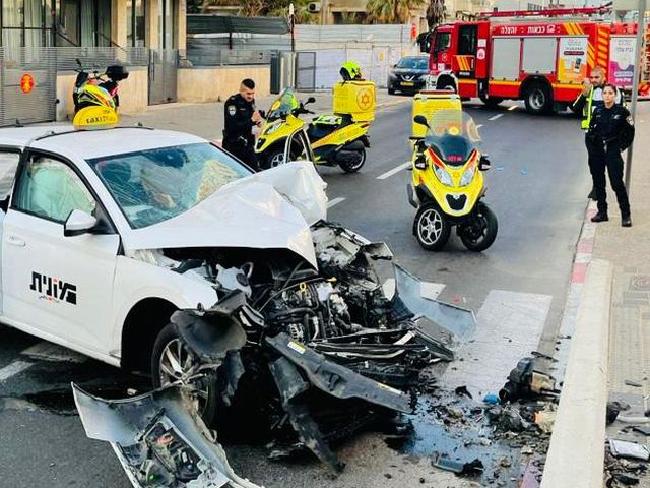 В Тель-Авиве автомобиль такси врезался в столб, тяжело травмирован пассажир