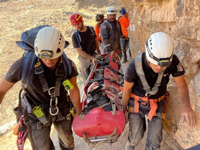 Спасатели спустились в пещеру Харитона, чтобы оказать помощь сломавшему ногу туристу