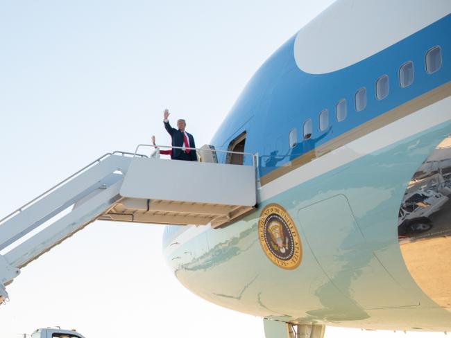 NYT: Трамп устроил скандал на борту Air Force One, увидев в телевизоре телеканал CNN